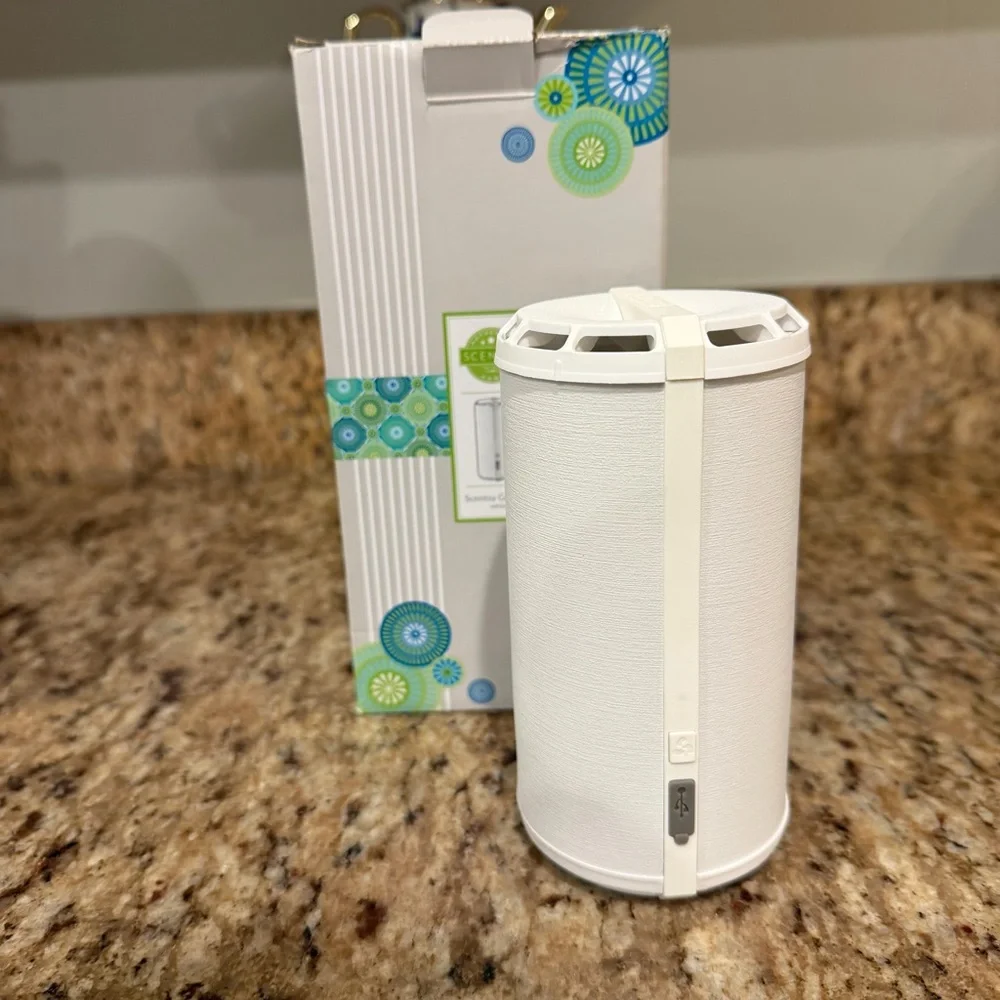 SCENTSY Go Solid White Portable Pod Diffuser Travel Small Space Chargeable